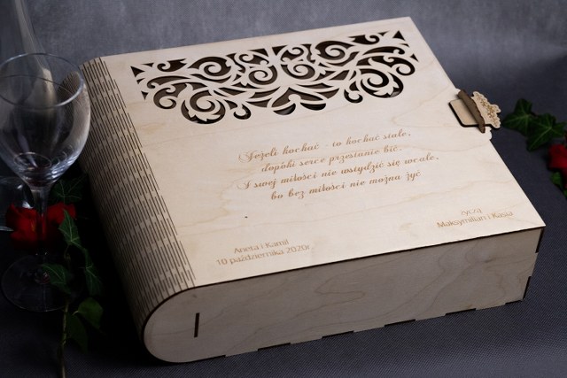 jasne-drewniane-pudełko-z-grawerowanymi-życzeniami