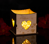 mały-drewniany-świecznik-z-wyciętym-sercem-i-lampkami-w-środku